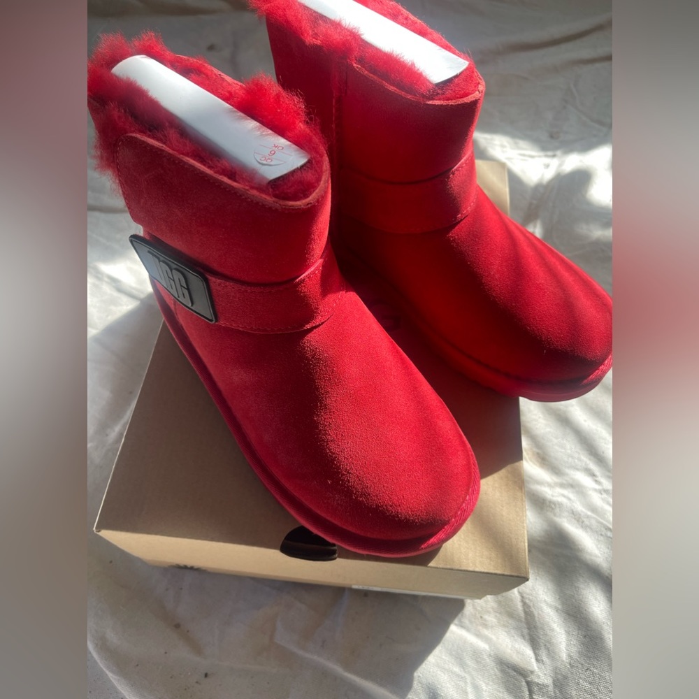 🚨PRICE DROP🚨UGG boots NWT